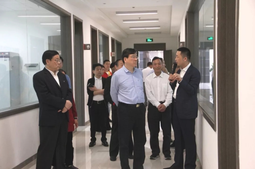 湖南省政協(xié)副主席、湖南省工商聯(lián)主席張健帶隊來到湖南賓之郎食品科技有限公司調(diào)研